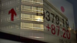 株価ボードに映り込むビル＝東京都中央区で関口純撮影