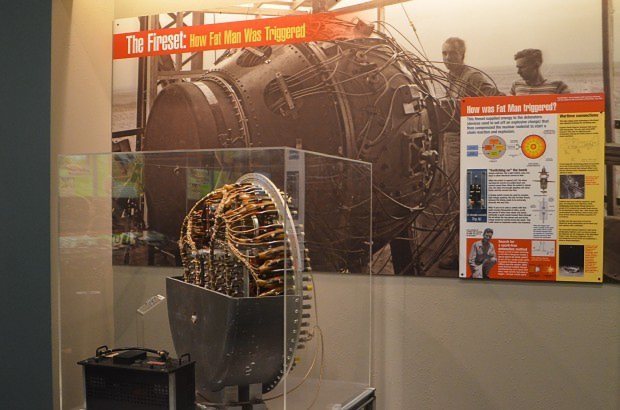 1945年8月に長崎市に投下された原子爆弾「ファットマン」の爆発の仕組みを解説する展示=米ニューメキシコ州ロスアラモスのブラッドベリー科学博物館で2015年4月3日、西田進一郎撮影