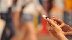 生活に欠かせなくなったスマートフォン＝東京都内で関口純撮影
