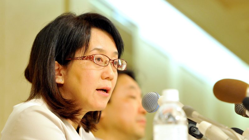 移植手術を終え、記者会見する高橋政代・プロジェクトリーダー=2014年9月12日