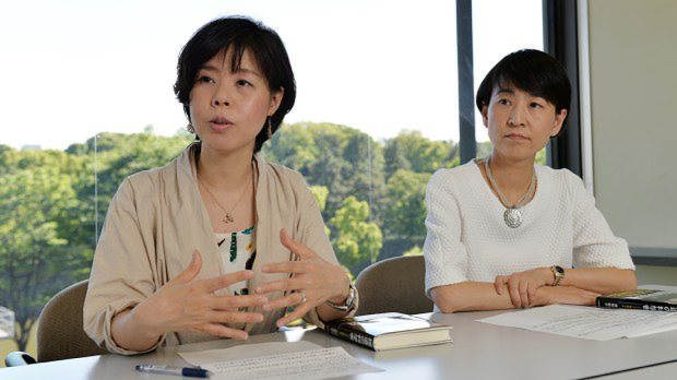 「捏造の科学者」を執筆した須田桃子記者(左)。右は元村有希子編集委員=関口純撮影