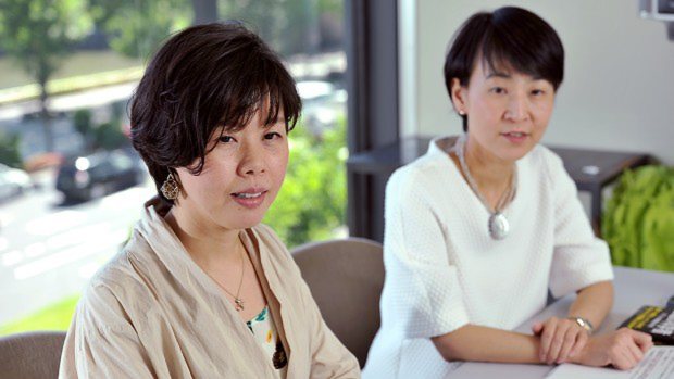 須田桃子記者と元村有希子編集委員(右)=関口純撮影