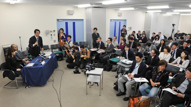 STAP細胞作製を発表した理研の記者会見。前から3列目に須田記者の姿も=2014年1月28日