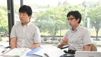 東芝問題について語る片平知宏記者（左）と谷川貴史記者