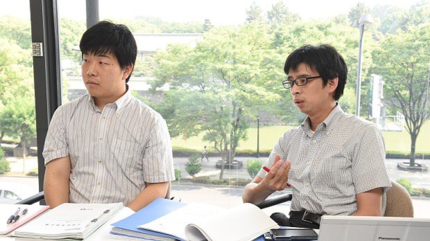 東芝問題について語る片平知宏記者(左)と谷川貴史記者