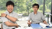 毎日新聞経済部の片平知宏記者（左）と谷川貴史記者