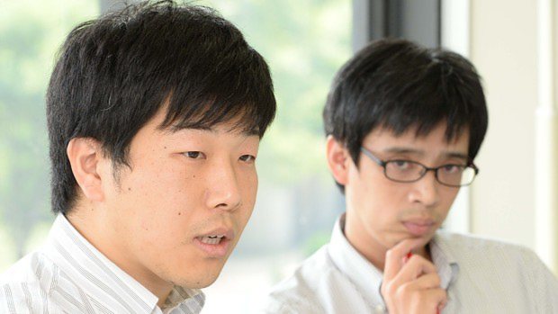 東芝問題を語る毎日新聞経済部の片平知宏記者(左)と谷川貴史記者
