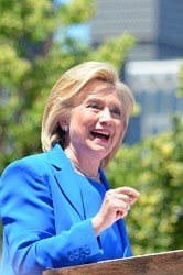 ニューヨーク市内のルーズベルト島で開いた集会で演説するヒラリー・クリントン前国務長官=2015年6月13日、西田進一郎撮影