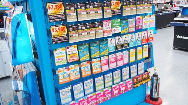 家電量販店では、まるでクーポンカードのような形でSIMカードが販売されている。データ通信専用のものなら、レジで支払いをするだけで、契約はオンラインで行える