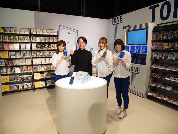 写真のトーンモバイルは、渋谷などTSUTAYAの一角に独自のショップを開設。端末の購入や回線の契約に対応する