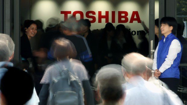 東芝の定時株主総会会場に入る株主=東京都墨田区の両国国技館で6月25日、森田剛史撮影
