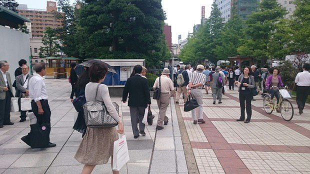 総会が終わり、帰路につく東芝の株主たち=川村彰撮影