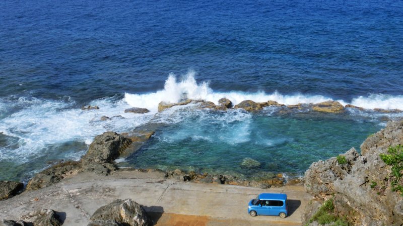 海岸の岩をダイナマイトでくりぬいて造ったという「海軍棒プール」。旧日本軍が立てた標柱が近くにあることから「海軍棒」と呼ばれています。ダイナミックに波をかぶり、たくさんの魚が泳ぐワイルドなプールです。島にはもう一つ、同じような「塩屋プール」があります=筆者撮影
