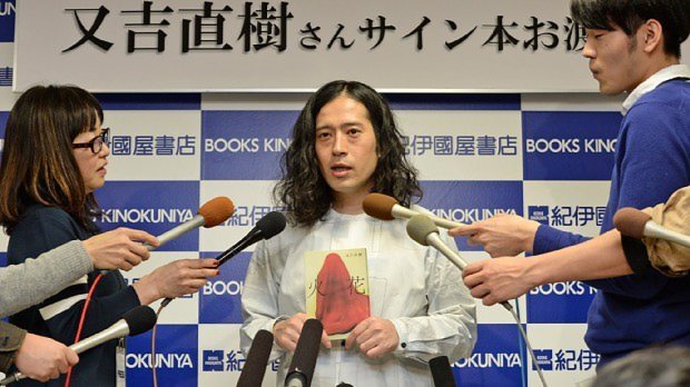 小説「火花」の刊行を受け、報道陣の質問に答えるお笑い芸人のピース 又吉直樹さん=矢頭智剛撮影