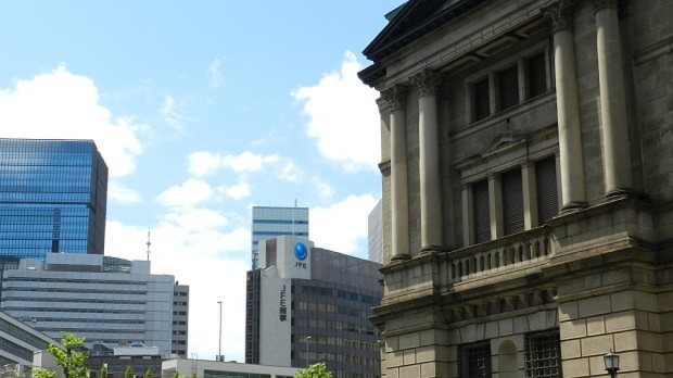 日本銀行(右)と大手町方面のビル群=川村彰撮影