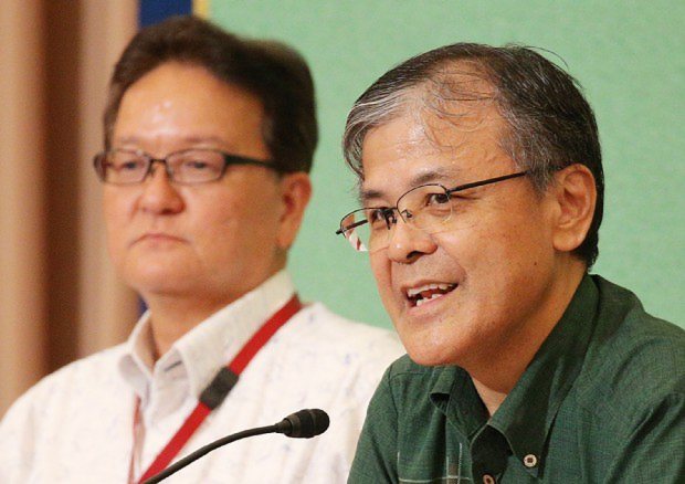 百田尚樹氏の発言に抗議する琉球新報の潮平芳和編集局長(右)と沖縄タイムスの武富和彦編集局長=東京都千代田区の日本記者クラブで2015年7月2日午後4時13分、後藤由耶撮影
