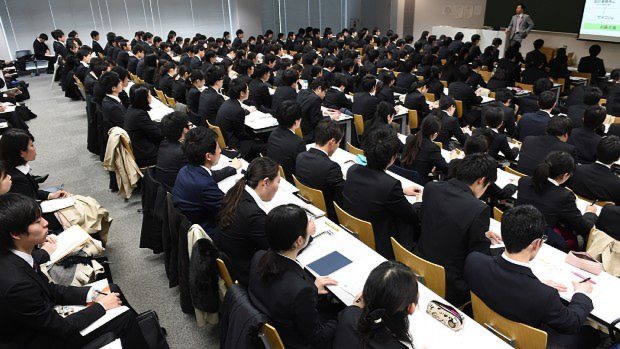 説明会で企業の話を真剣に聞く学生たち=東京都千代田区で2015年3月