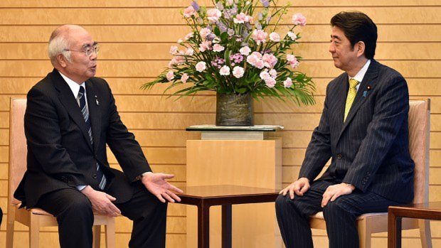 今年4月、首相官邸で安倍晋三首相と会談したJA全中・万歳章会長(左)