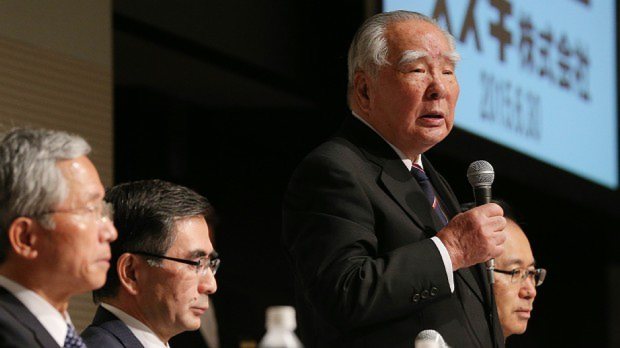 記者会見で新体制を発表したスズキの鈴木修会長(右から2人目)。左から2人目は鈴木俊宏新社長
