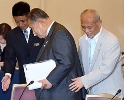 国立競技場将来構想有識者会議に臨む舛添要一東京都知事(右)と東京五輪・パラリンピック組織委員会の森喜朗会長(中央)=東京都内のホテルで2015年7月7日午後1時25分、竹内幹撮影
