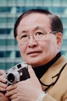 やまざき・よういち　1946年長野県上田市生まれ。東京写真短大卒。「週刊朝日」委嘱カメラマンなどを経て07年羽村市議、現在３期目。著書に「最新日本結婚事情」（朝日新聞社）、「課長推薦この料理」（新潮社）など。日本写真家協会会員。