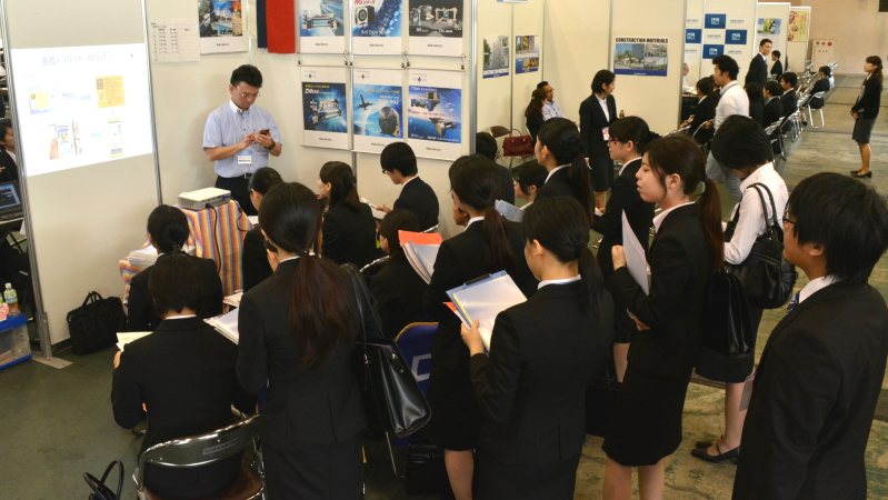 金沢市で開かれた合同就職説明会に参加した大学生たち=2015年6月23日
