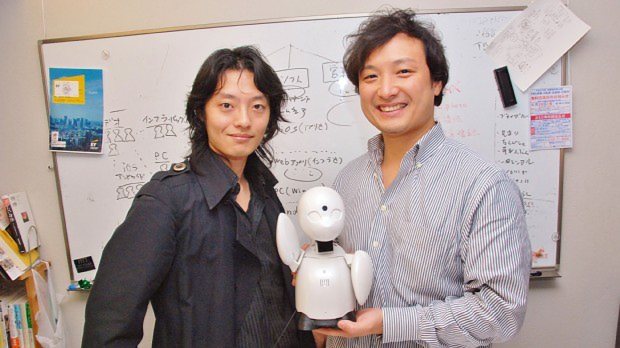 オリィ研究所の吉藤健太朗代表(左)と番田雄太さんのOriHimeを手にするリバネスの丸幸弘CEO