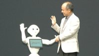 ヒト型ロボット「ペッパー」（左）と握手するソフトバンクの孫正義社長＝横山三加子撮影