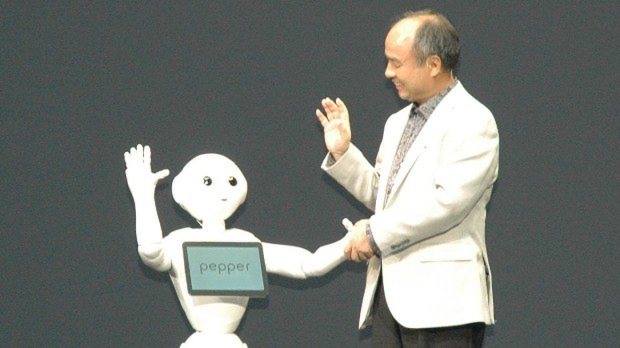 ヒト型ロボット「ペッパー」(左)と握手するソフトバンクの孫正義社長=横山三加子撮影