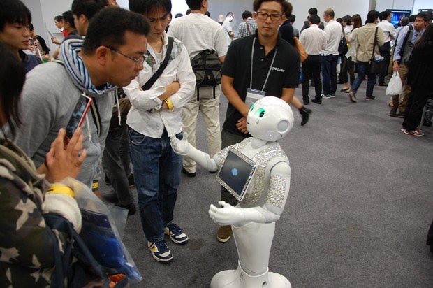 プログラム開発者向けのイベントで、出席者に囲まれるペッパー=竹花周撮影
