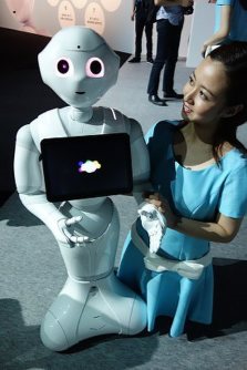 ペッパーは身長120センチと、子供ほどの大きさ=高橋昌紀撮影