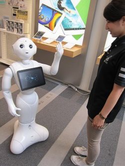 携帯電話販売店の「接客係」として活躍中のペッパー=福岡市中央区大名で2014年7月30日、寺田剛撮影