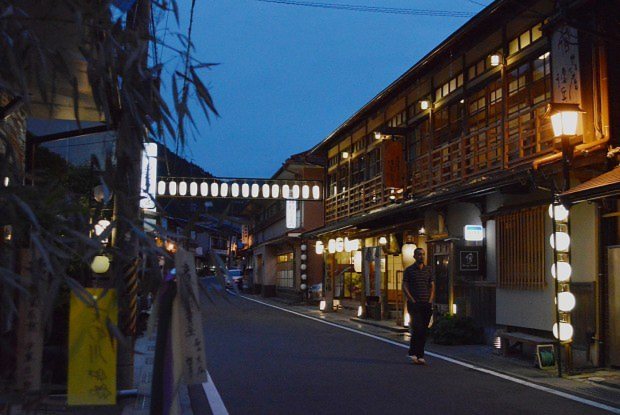 七夕飾りが飾られた夕暮れ時の洞川温泉街。ちょうちんの明かりが幻想的で、昔の宿場町に迷い込んだような感覚になる=奈良県天川村で2015年6月19日、皆木成実撮影
