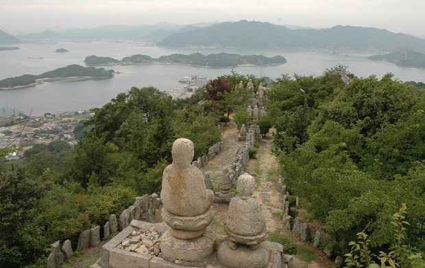 白滝山の山頂からは瀬戸内海の多島美を満喫できる=広島県尾道市で2015年7月2日、高田房二郎撮影