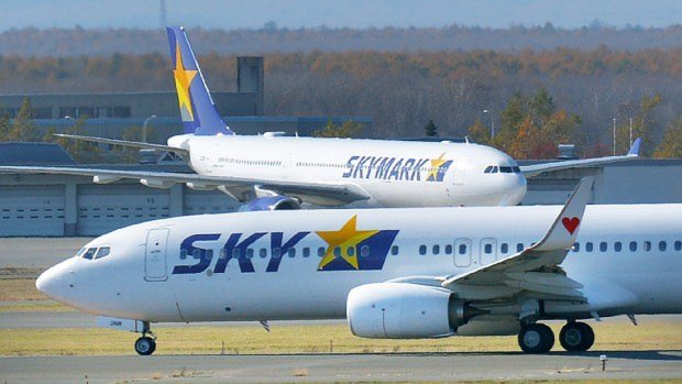 滑走路を移動するスカイマークの航空機