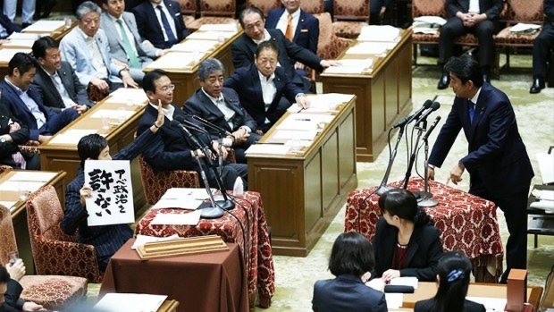安全保障関連法案について国民の理解が進んでいない状況を、紙を掲げて安倍晋三首相に訴える辻元清美氏(手前左)=国会内で2015年7月15日、小出洋平撮影