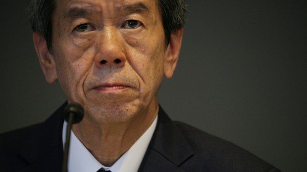 記者会見で記者の質問を聞く東芝の田中久雄社長=東京都港区の東芝本社で2015年7月21日