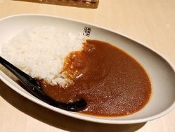 無添くら寿司で販売される「すしやのシャリカレー」=2015年7月29日、村田由紀子撮影
