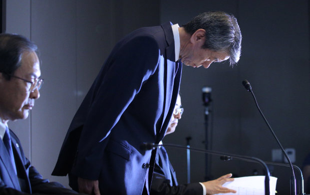 記者会見で辞任を報告する東芝の田中久雄社長(右)。左は室町正志会長=東芝本社で2015年7月21日