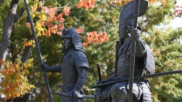 桶狭間古戦場公園に建つ織田信長(左)と今川義元の銅像