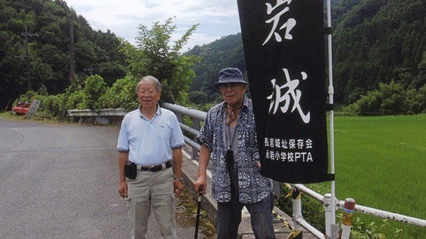 大分県中津市の長岩城址を訪ねた小和田さん(左)
