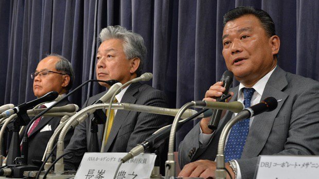 記者会見で質問に答えるANAホールディングスの長峯豊之取締役執行役員(手前)=国交省で2015年8月5日