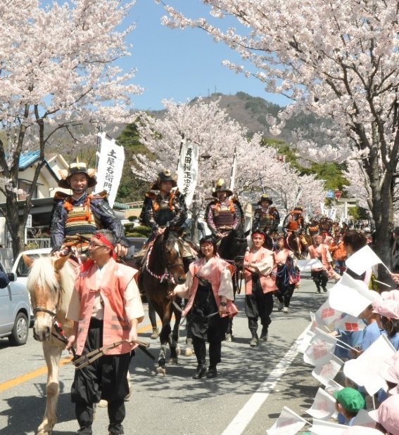 勇壮に練り歩く武田24将騎馬行列=甲府市
