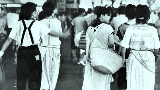 1983年、東京・新宿の雑踏