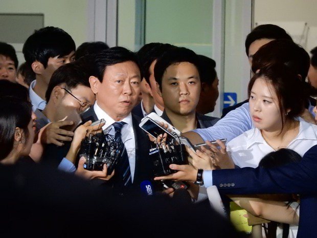 金浦(キンポ)空港に到着し、韓国メディアの質問に答える昭夫氏=3日、米村耕一撮影