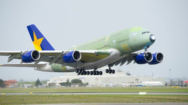スカイマーク塗装で試験飛行をするエアバスA380=エアバス提供