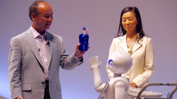 Pepperに商品の詳細を記憶させる孫正義社長
