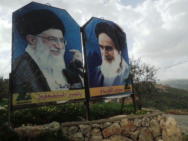 レバノン南部で、路上の設置されたイラン革命の立役者、故ホメイニ師(右)と現在の最高指導者ハメネイ師の肖像。アラブ世界でのイランの影響力を物語る=2013年2月、秋山信一