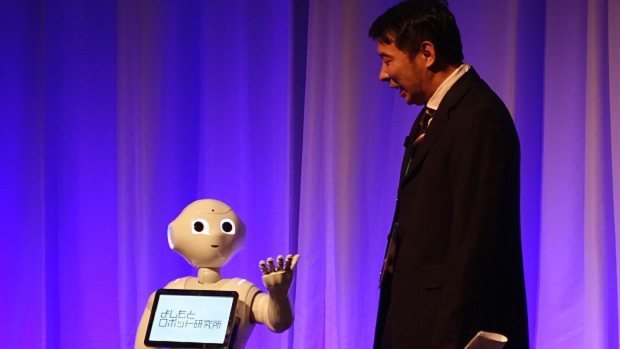 Pepperと漫才を繰り広げるよしもとロボット研究所の山地所長