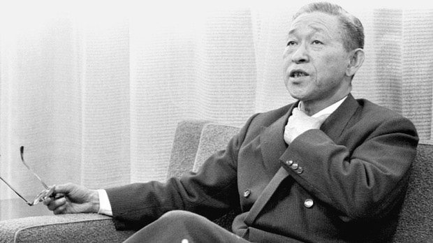 対談する松下電器産業社長の松下幸之助氏=大阪市で、1958年撮影